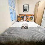 3 Bedroom Apartment With Private Terrace In Pimlico, Westminster, Victoria