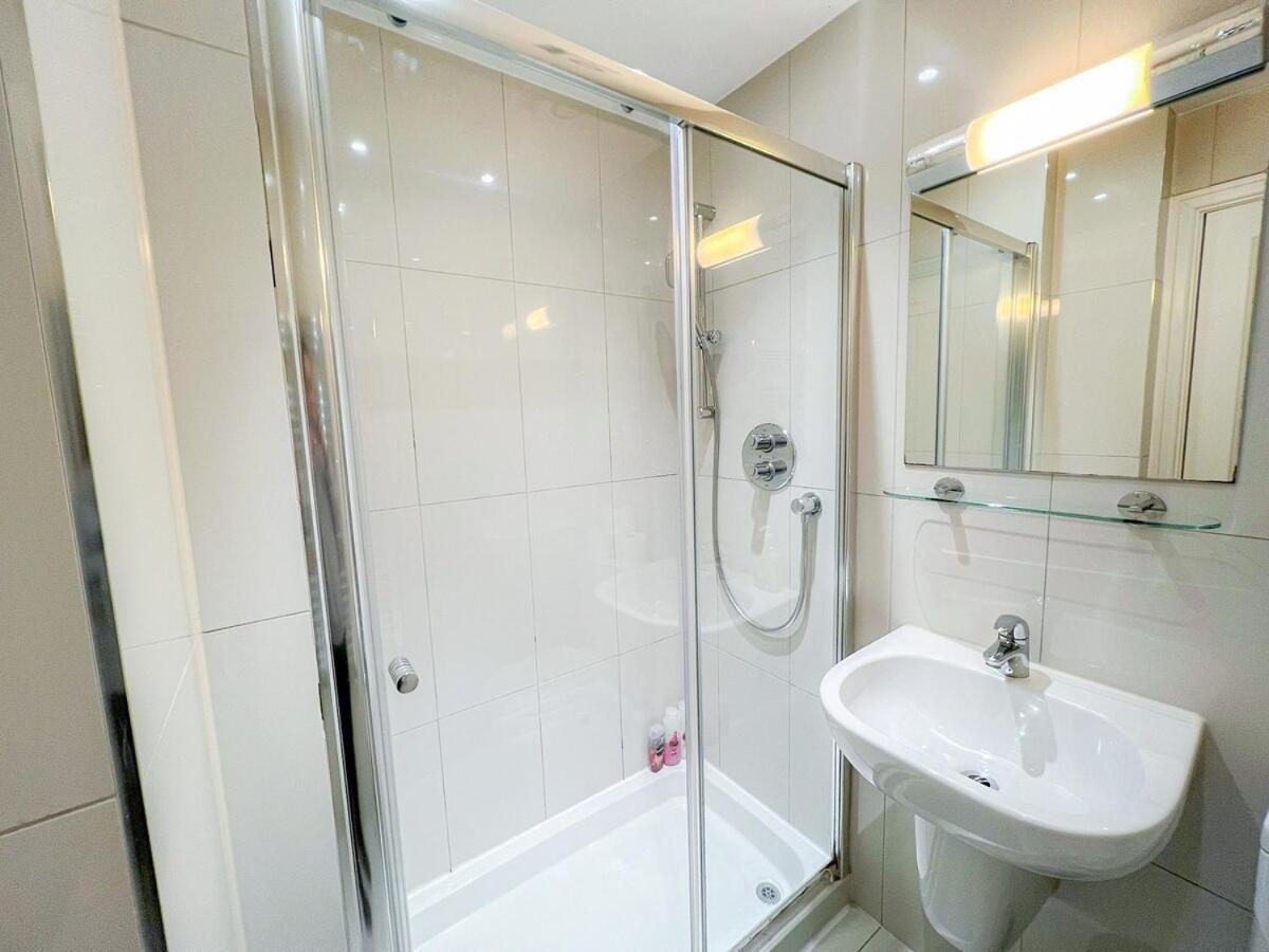 3 Bedroom With Private Terrace In Pimlico, Westminster, Victoria Apartment London