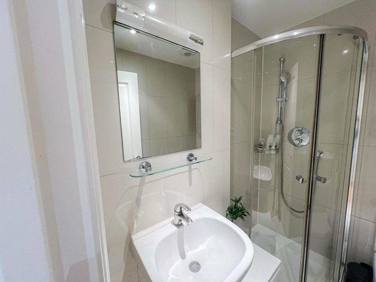 3 Bedroom With Private Terrace In Pimlico, Westminster, Victoria Apartment *