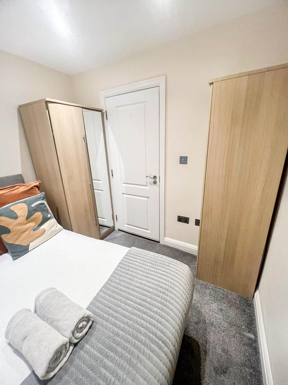 Apartment 3 Bedroom With Private Terrace In Pimlico, Westminster, Victoria London