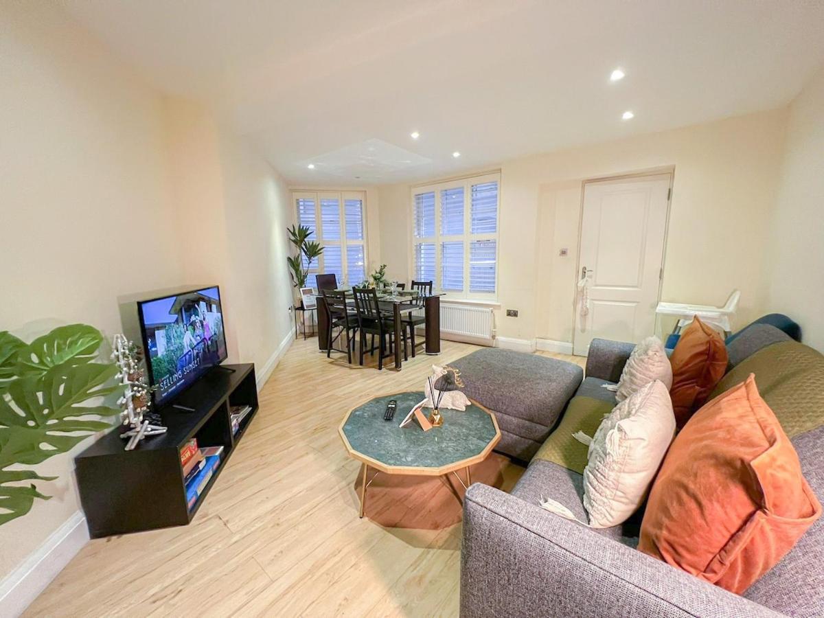 3 Bedroom With Private Terrace In Pimlico, Westminster, Victoria Apartment London