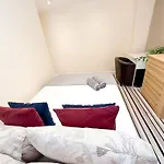 3 Bedroom Apartment With Private Terrace In Pimlico, Westminster, Victoria