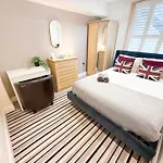 3 Bedroom Apartment With Private Terrace In Pimlico, Westminster, Victoria
