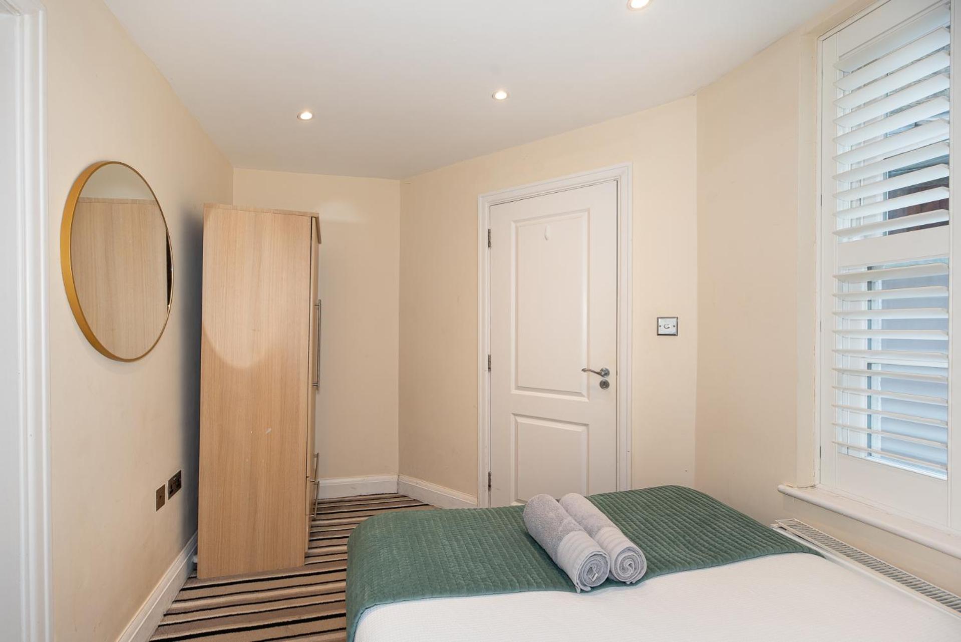 3 Bedroom With Private Terrace In Pimlico, Westminster, Victoria Apartment