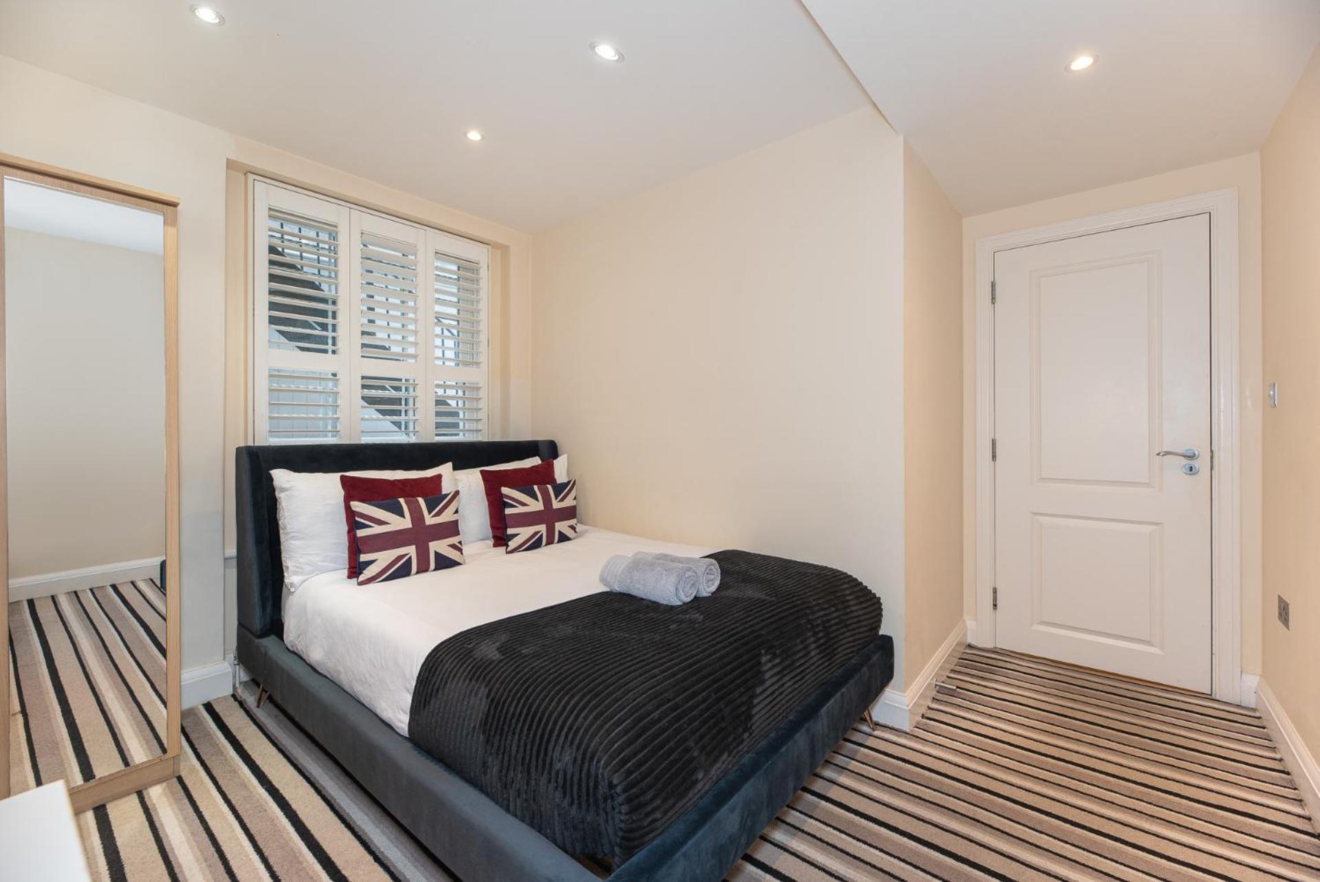 3 Bedroom With Private Terrace In Pimlico, Westminster, Victoria Apartment *