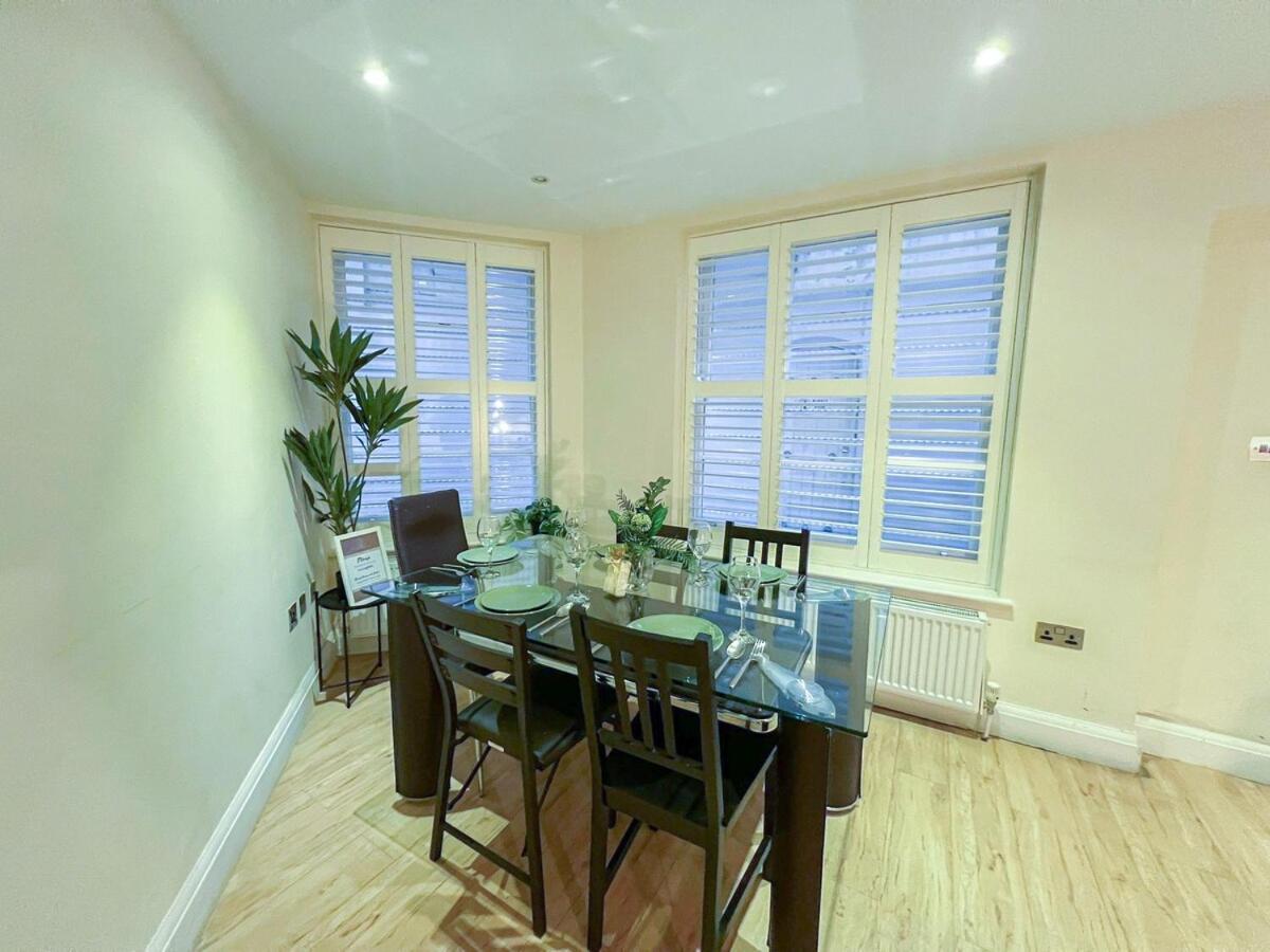 3 Bedroom With Private Terrace In Pimlico, Westminster, Victoria Apartment