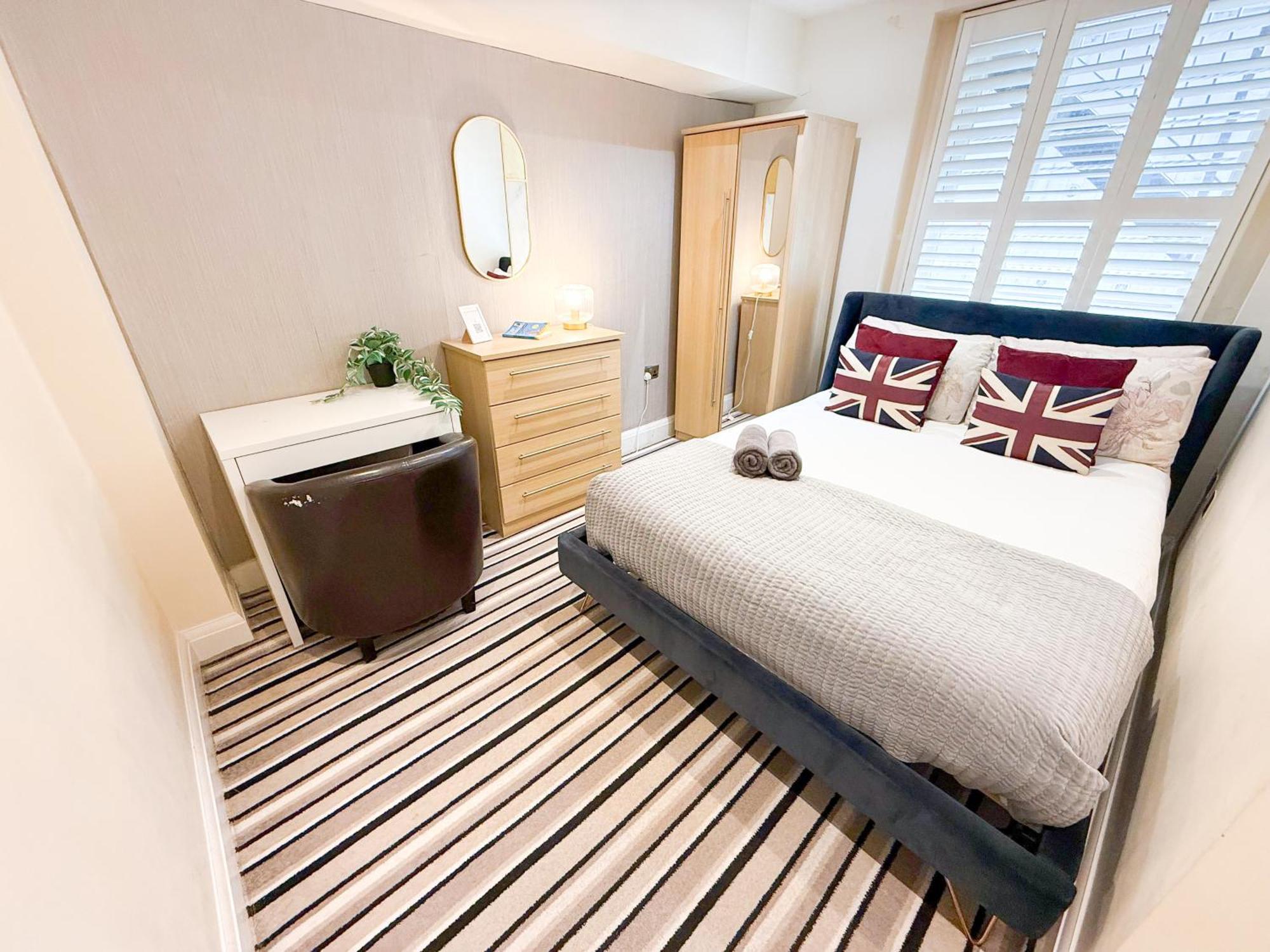 3 Bedroom With Private Terrace In Pimlico, Westminster, Victoria Apartment