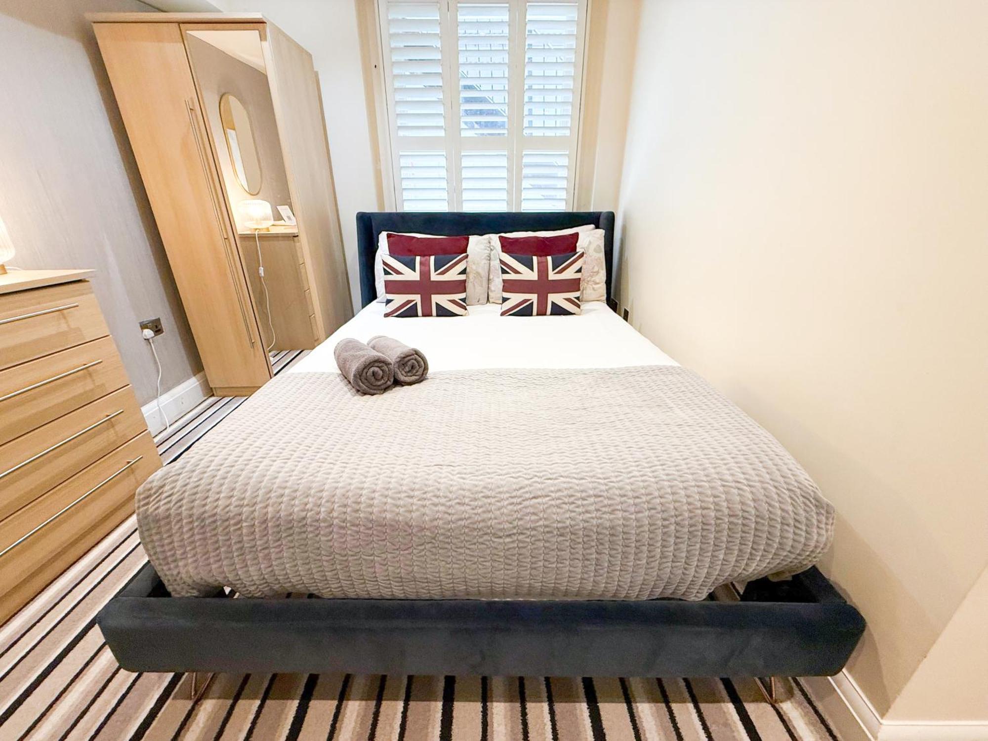 3 Bedroom With Private Terrace In Pimlico, Westminster, Victoria Apartment London