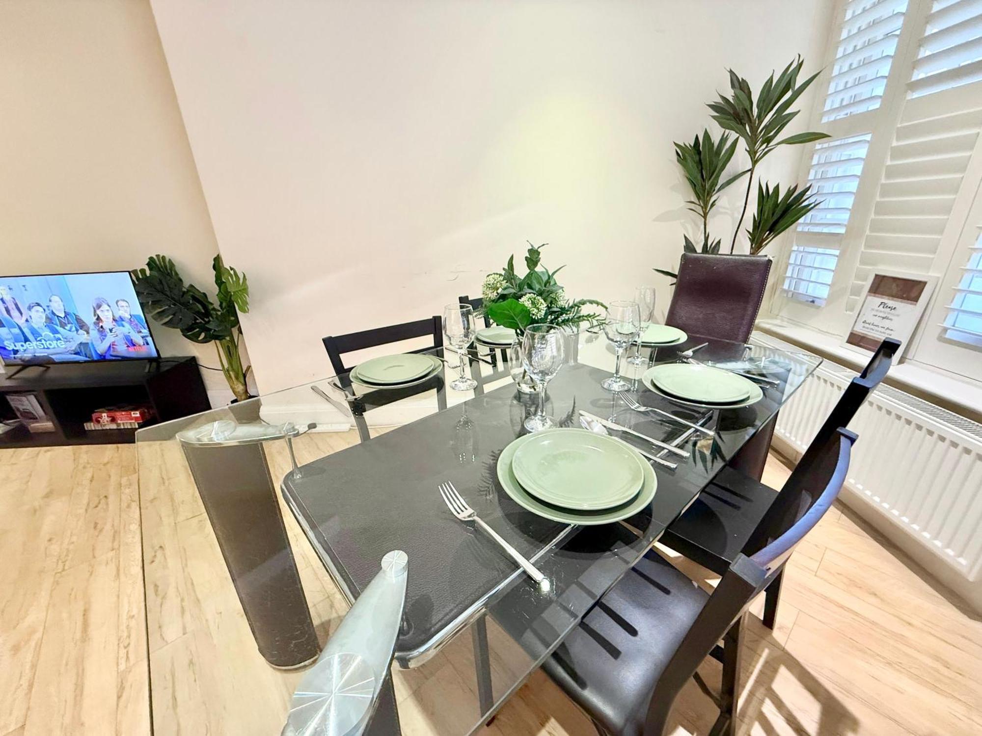 Apartment 3 Bedroom With Private Terrace In Pimlico, Westminster, Victoria London