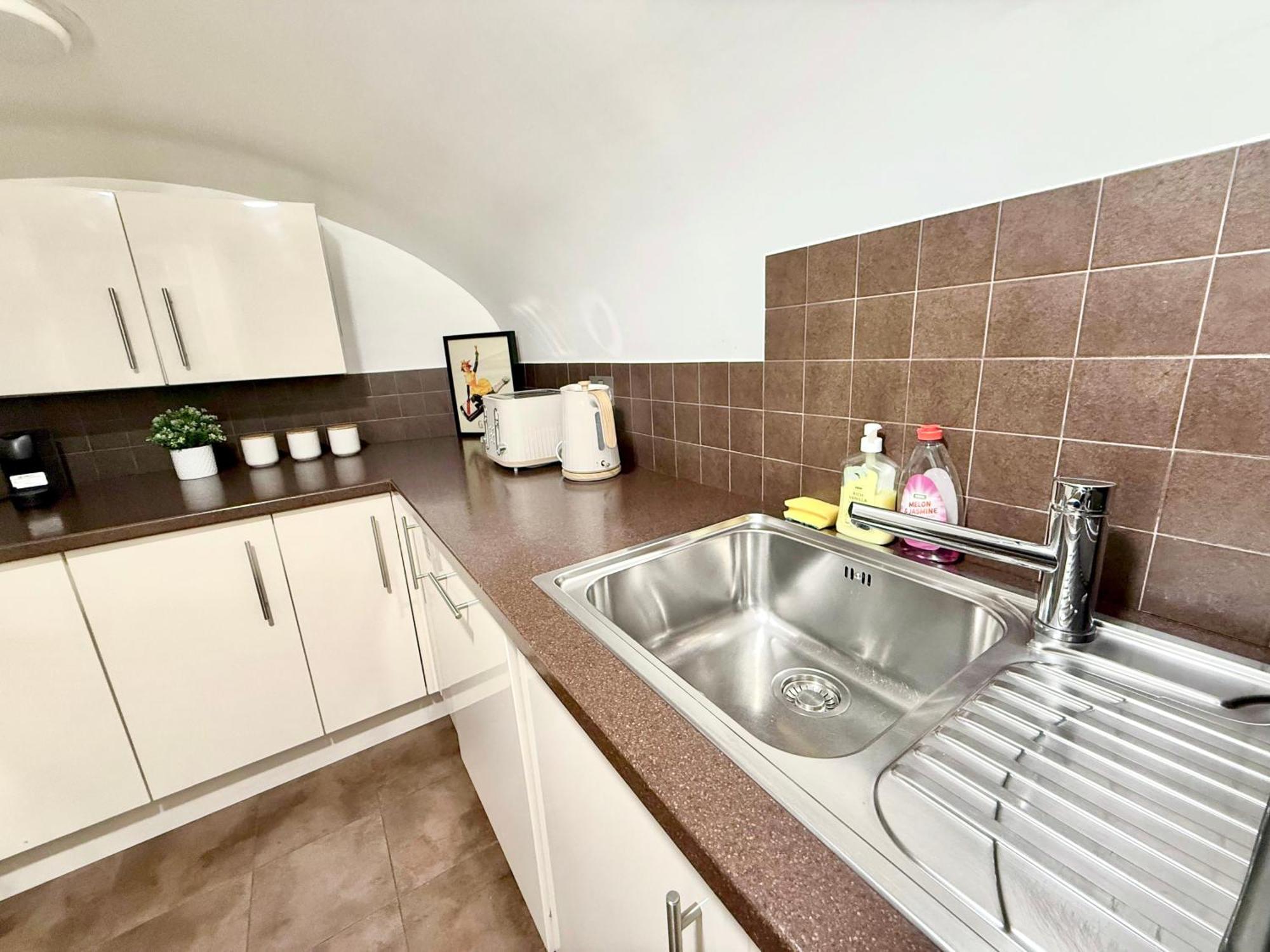 Apartment 3 Bedroom With Private Terrace In Pimlico, Westminster, Victoria London