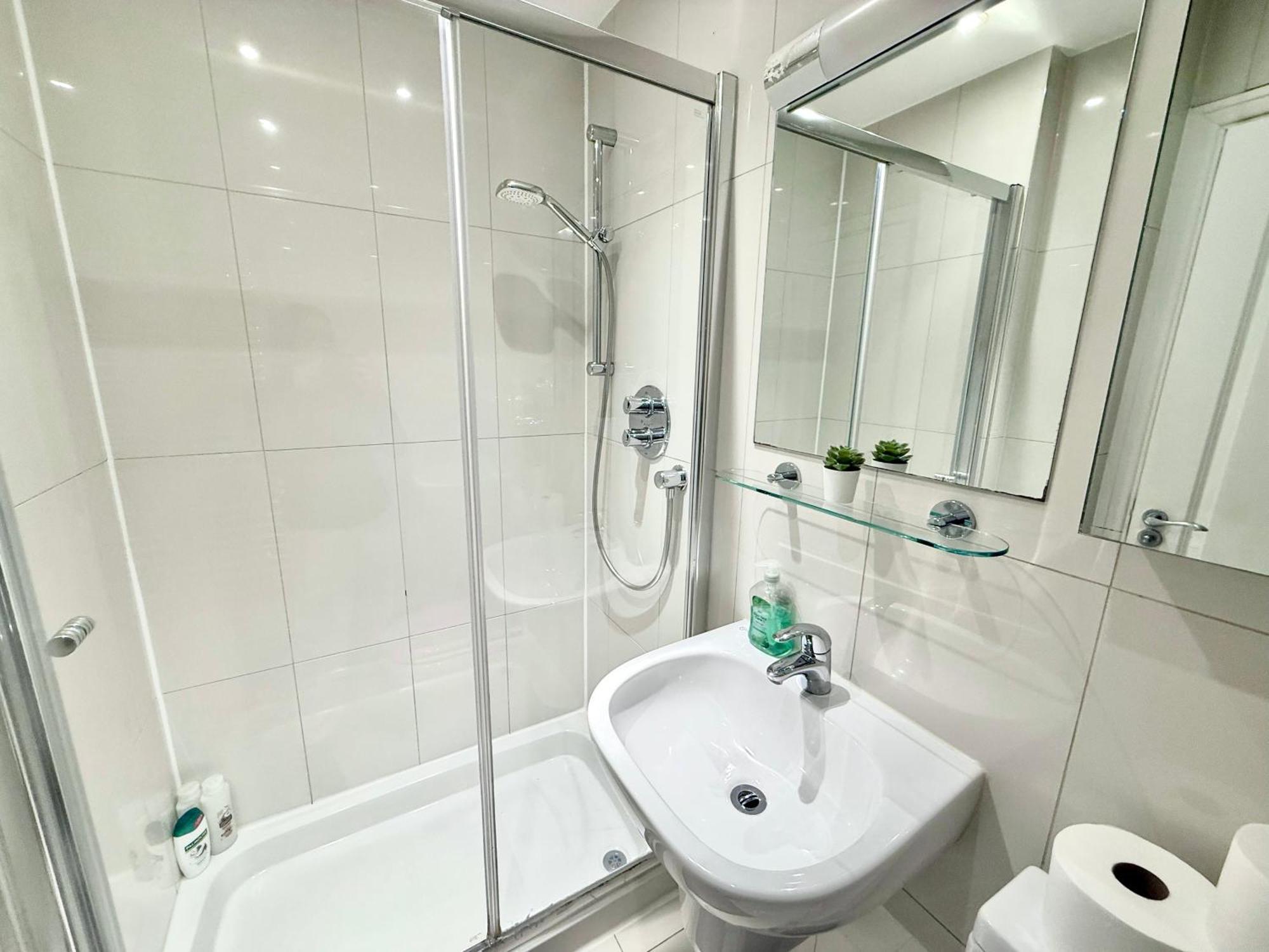 3 Bedroom With Private Terrace In Pimlico, Westminster, Victoria Apartment *