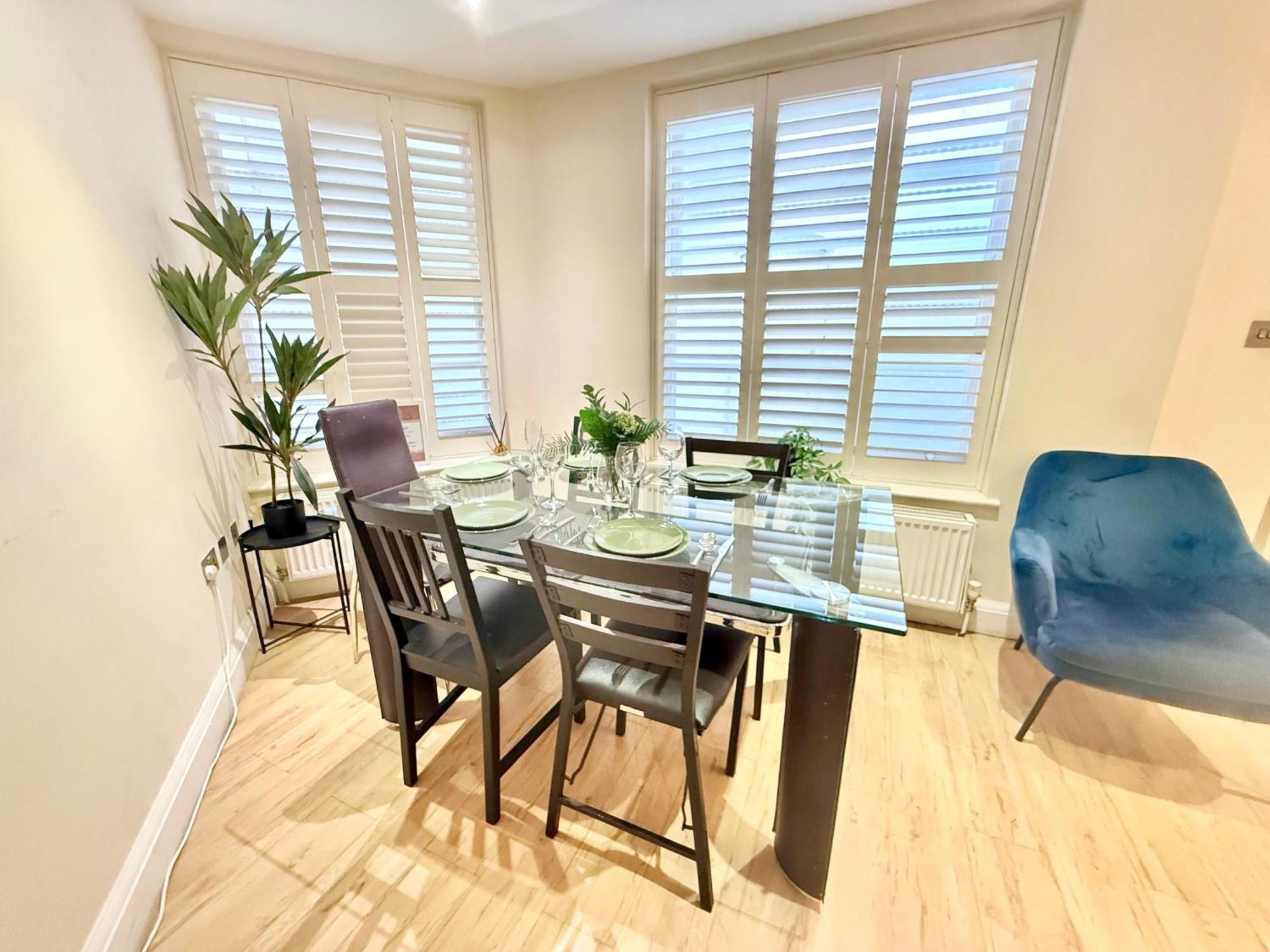 3 Bedroom With Private Terrace In Pimlico, Westminster, Victoria Apartment London